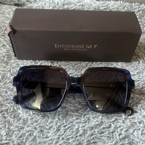 Entourage of 7 Ravennasunglasses